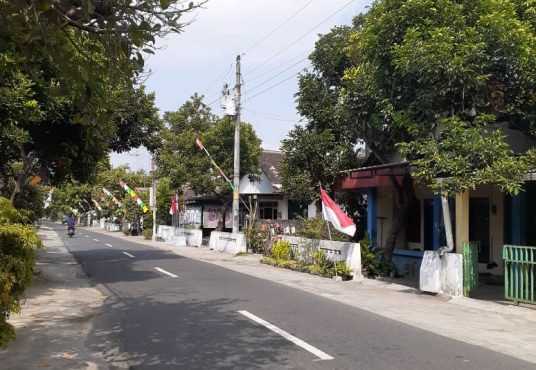 Rumah Luas 2 lantai Tepi Aspal dekat Blok O Banguntapan