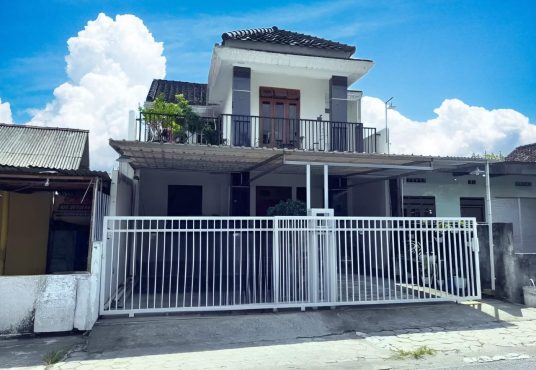Rumah Luas 2 lantai Tepi Aspal dekat Blok O Banguntapan