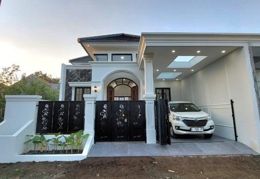 Rumah Mewah klasik modern dekat UII Jakal