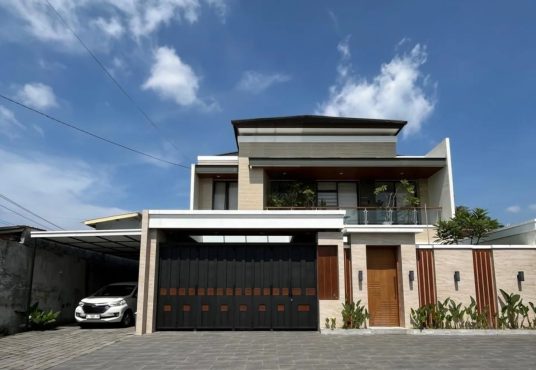 Rumah Mewah 2 lantai Luas Kolam Renang di Jl. Gito gati Palagan