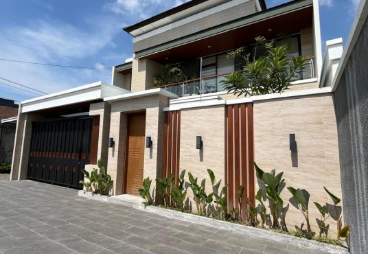 Rumah Mewah 2 lantai Luas Kolam Renang di Jl. Gito gati Palagan