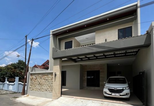 Rumah 2 lantai di kadisoka