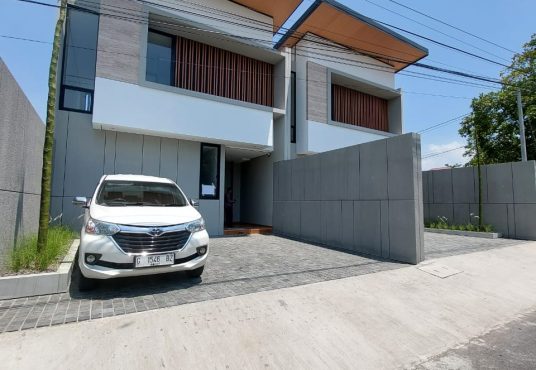 Rumah Baru Desain Modern Kontemporer di Jl. Palagan