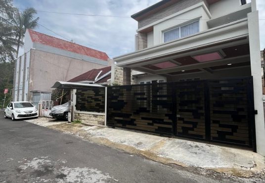 Rumah Mewah Kontemporer Kolam Renang di Palagan