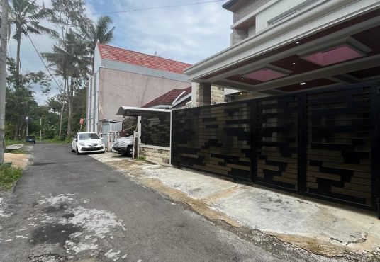 Rumah Mewah Kontemporer Kolam Renang di Palagan