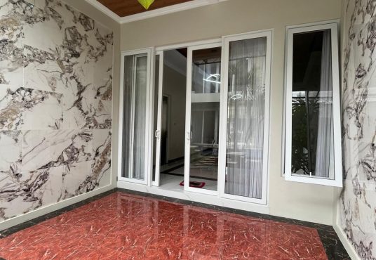 Rumah Mewah Kontemporer Kolam Renang di Palagan