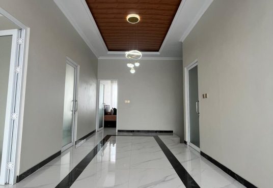 Rumah Mewah Kontemporer Kolam Renang di Palagan