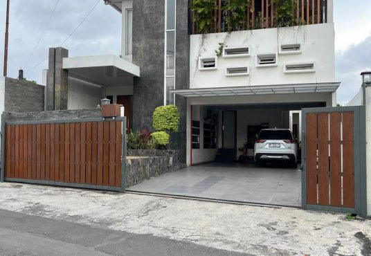 Rumah Mewah 2 lantai Luas dekat Kampus UGM