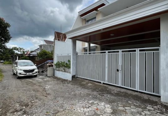 Rumah Mewah 2 Lantai Modern Dekat Budi Mulia