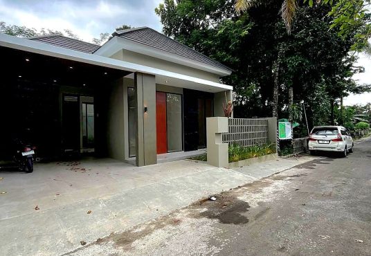 Rumah Modern Kontemporer dekat Pasar Jangkang