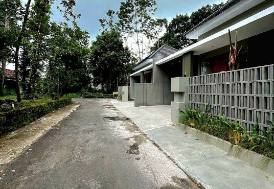 Rumah Modern Kontemporer dekat Pasar Jangkang