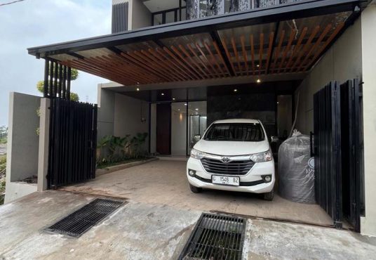 Rumah Mewah 2 Lantai Kontemporer dekat Balai Desa Purwomartani