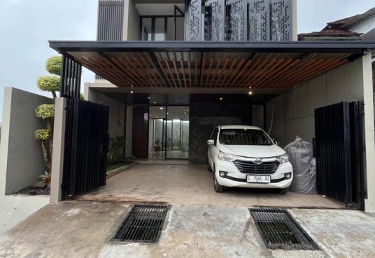 Rumah Mewah 2 Lantai Kontemporer dekat Balai Desa Purwomartani