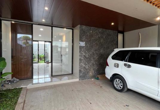 Rumah Mewah 2 Lantai Kontemporer dekat Balai Desa Purwomartani
