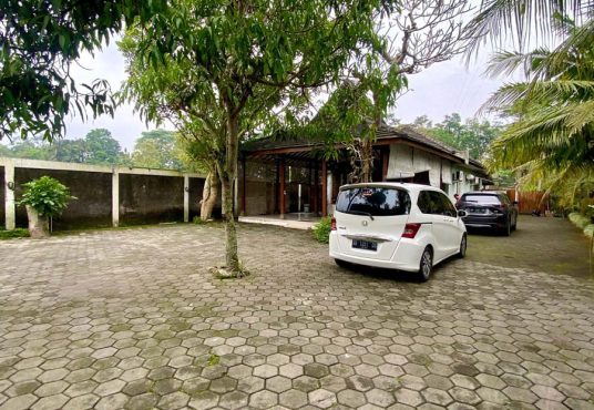 Villa Luas dengan Kolam Renang di Jakal km 11 dekat UII