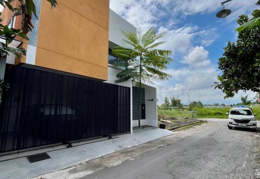 Rumah Villa Jl. Damai dekat UGM