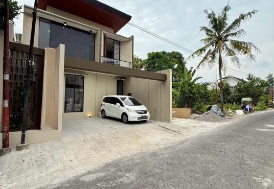 Rumah 2 lantai Modern Kontemporer dekat Jogjabay Waterpark