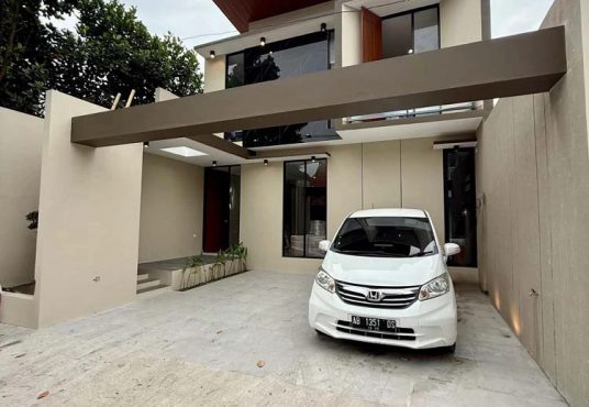 Rumah 2 lantai Modern Kontemporer dekat Jogjabay Waterpark