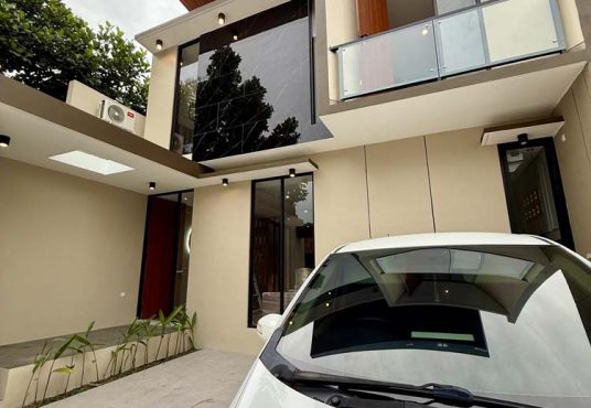Rumah 2 lantai Modern Kontemporer dekat Jogjabay Waterpark