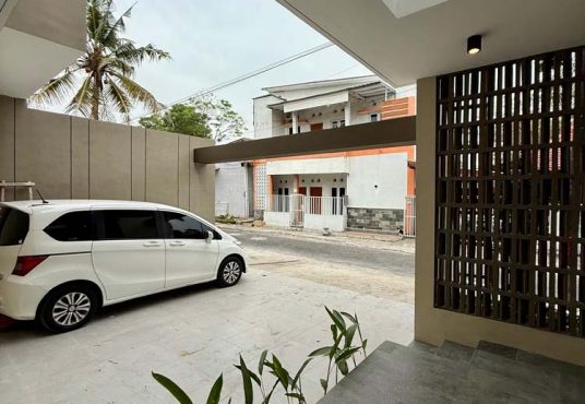 Rumah 2 lantai Modern Kontemporer dekat Jogjabay Waterpark