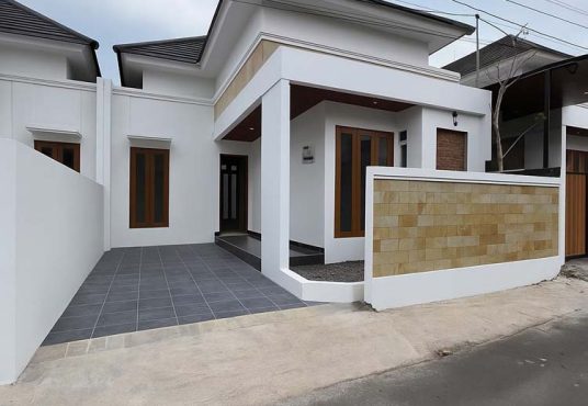 Rumah Baru Putih Limasan Modern Jakal km 13 dekat PPPG Kesenian