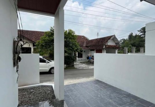 Rumah Baru Putih Limasan Modern Jakal km 13 dekat PPPG Kesenian