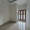 Rumah Baru Putih Limasan Modern Jakal km 13 dekat PPPG Kesenian