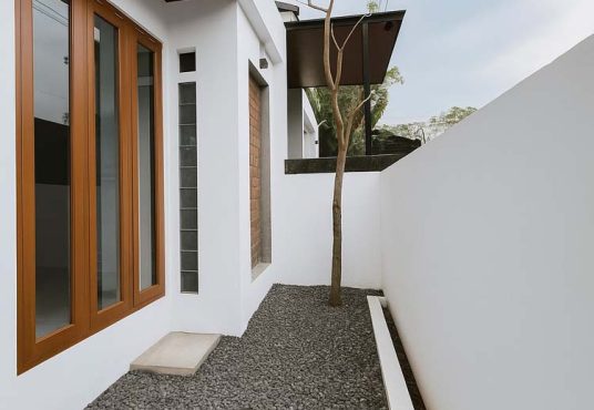 Rumah Baru Putih Limasan Modern Jakal km 13 dekat PPPG Kesenian
