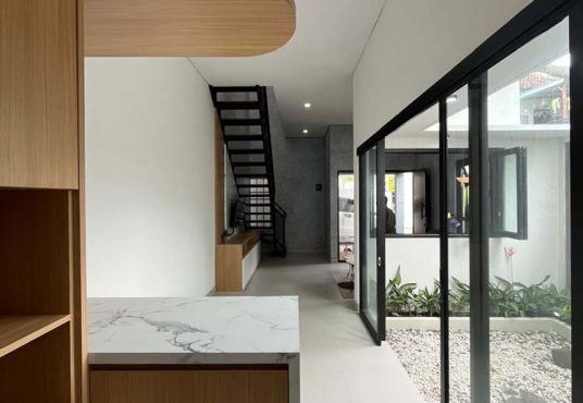 Rumah 2 Lantai Mezanin dekat Budi Mulia Tajem
