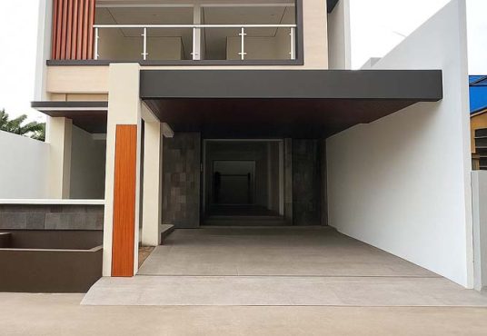 Rumah Mewah 2 Lantai Kontemporer Kolam Renang Jl. Palagan Dekat Kampus UGM