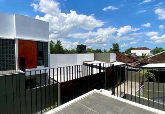 Rumah Cantik Modern Naturalis Estetik 2 Lantai di Sewon dekat Kampus ISI