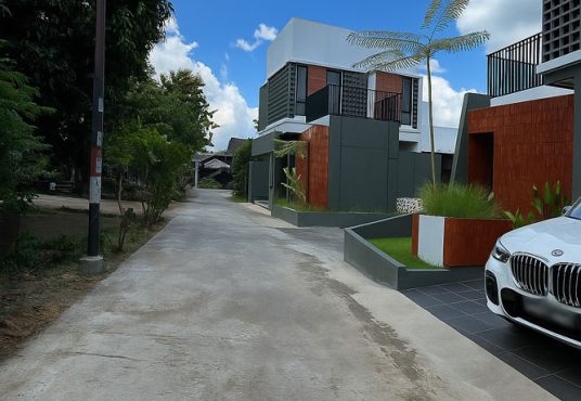 Rumah Cantik Modern Naturalis Estetik 2 Lantai di Sewon dekat Kampus ISI
