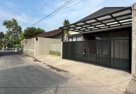 Rumah Cantik Tanah Luas Design Industrial Modern Purwomartani