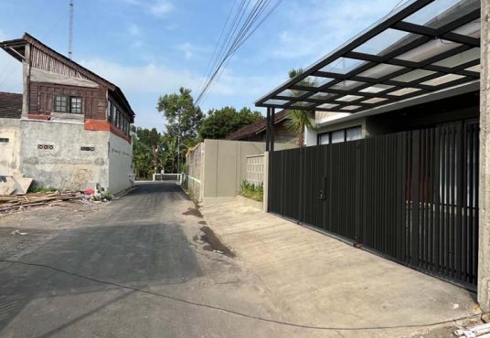 Rumah Cantik Tanah Luas Design Industrial Modern Purwomartani