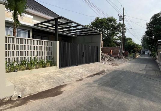 Rumah Cantik Tanah Luas Design Industrial Modern Purwomartani