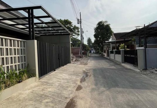 Rumah Cantik Tanah Luas Design Industrial Modern Purwomartani