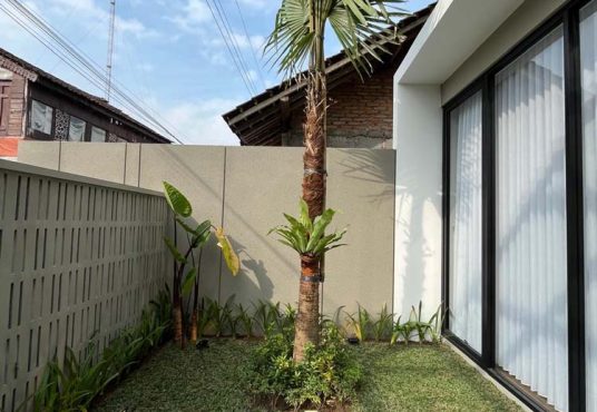 Rumah Cantik Tanah Luas Design Industrial Modern Purwomartani