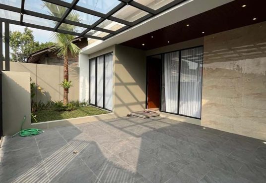 Rumah Cantik Tanah Luas Design Industrial Modern Purwomartani