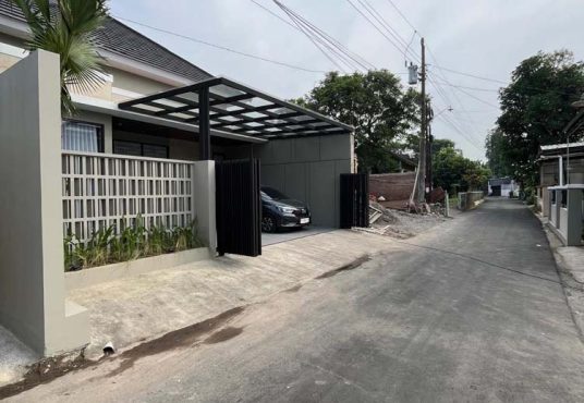 Rumah Cantik Tanah Luas Design Industrial Modern Purwomartani