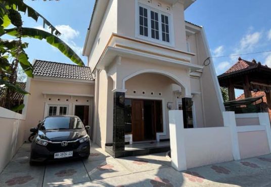RUMAH MEWAH 2 LANTAI KLASIK MODERN  Strategis Tepi Jalan Aspal di Banguntapan Bantul