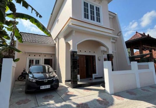 RUMAH MEWAH 2 LANTAI KLASIK MODERN  Strategis Tepi Jalan Aspal di Banguntapan Bantul