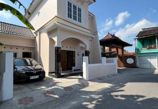 RUMAH MEWAH 2 LANTAI KLASIK MODERN  Strategis Tepi Jalan Aspal di Banguntapan Bantul