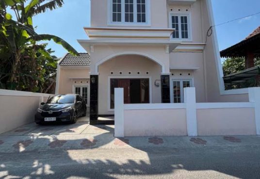 RUMAH MEWAH 2 LANTAI KLASIK MODERN  Strategis Tepi Jalan Aspal di Banguntapan Bantul