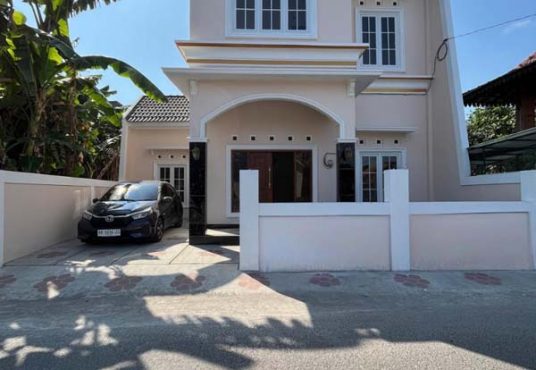 RUMAH MEWAH 2 LANTAI KLASIK MODERN  Strategis Tepi Jalan Aspal di Banguntapan Bantul