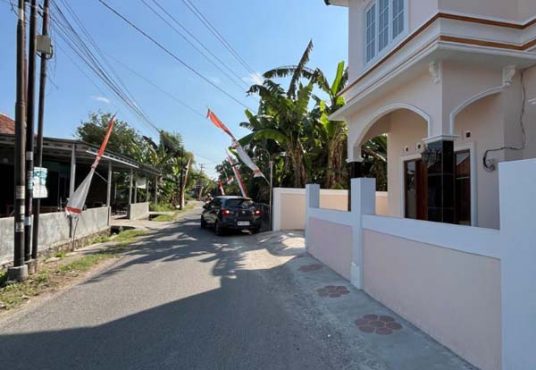 RUMAH MEWAH 2 LANTAI KLASIK MODERN  Strategis Tepi Jalan Aspal di Banguntapan Bantul