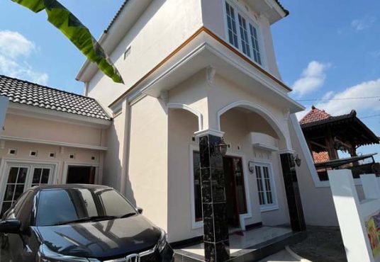 RUMAH MEWAH 2 LANTAI KLASIK MODERN  Strategis Tepi Jalan Aspal di Banguntapan Bantul