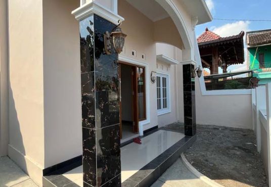 RUMAH MEWAH 2 LANTAI KLASIK MODERN  Strategis Tepi Jalan Aspal di Banguntapan Bantul