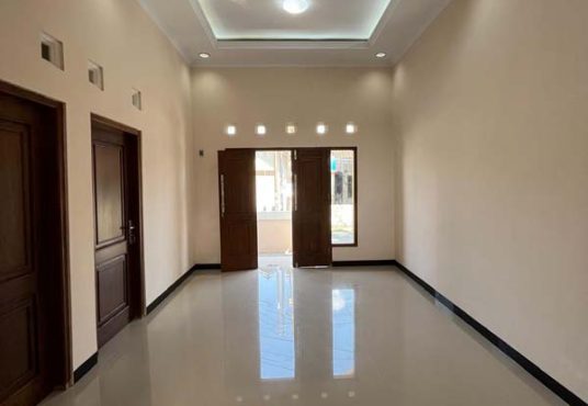 RUMAH MEWAH 2 LANTAI KLASIK MODERN  Strategis Tepi Jalan Aspal di Banguntapan Bantul