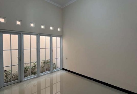 RUMAH MEWAH 2 LANTAI KLASIK MODERN  Strategis Tepi Jalan Aspal di Banguntapan Bantul