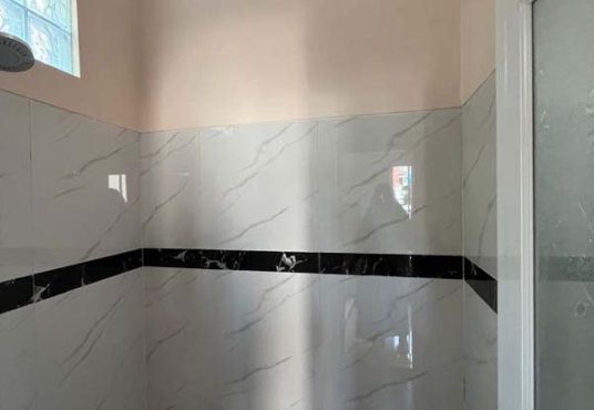 RUMAH MEWAH 2 LANTAI KLASIK MODERN  Strategis Tepi Jalan Aspal di Banguntapan Bantul